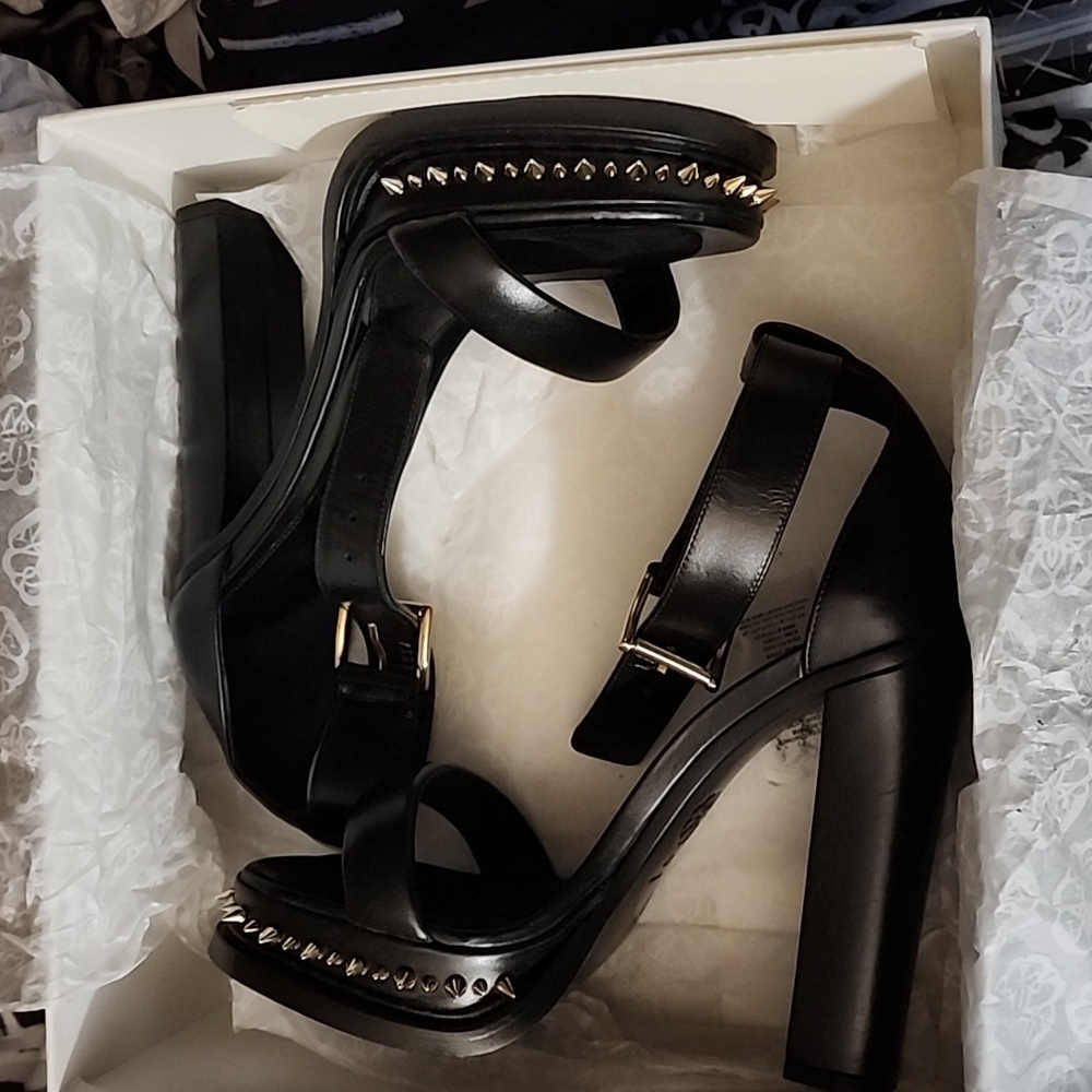 Alexander McQueen size 10 women's shoe( runs small) fit size 9/9.5 - Picture 2 of 7